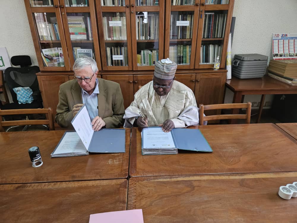 Lors de la signature de la convention entre Dr No WOIN Directeur Gnral de lIrad et Dr Thierry LEROY Directeur Rgional du CIRAD Yaoundle 